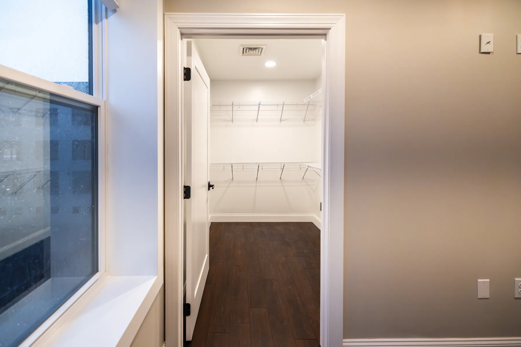 Interior view 4 of the third floor residence at 515–517 Lackawanna Avenue