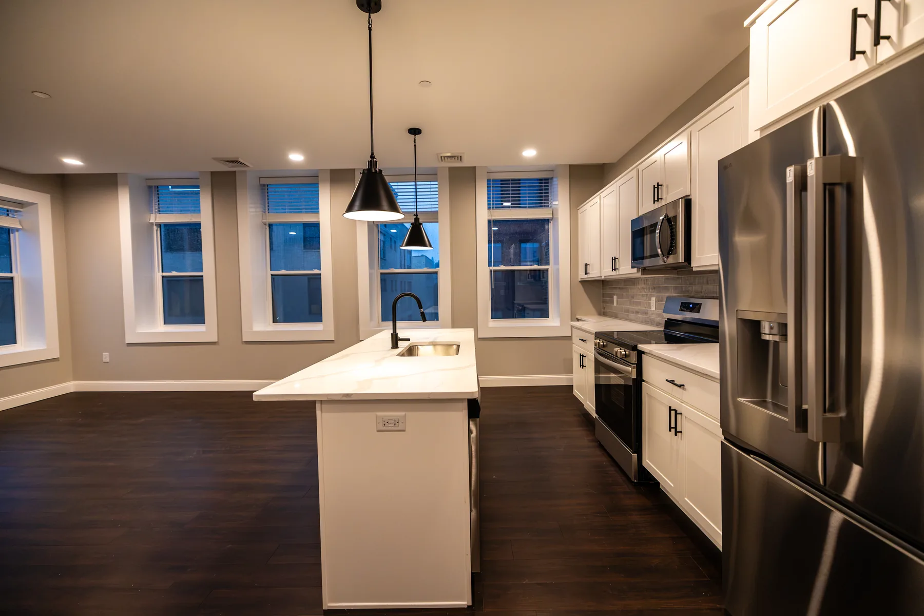 Interior view 6 of the third floor residence at 515–517 Lackawanna Avenue